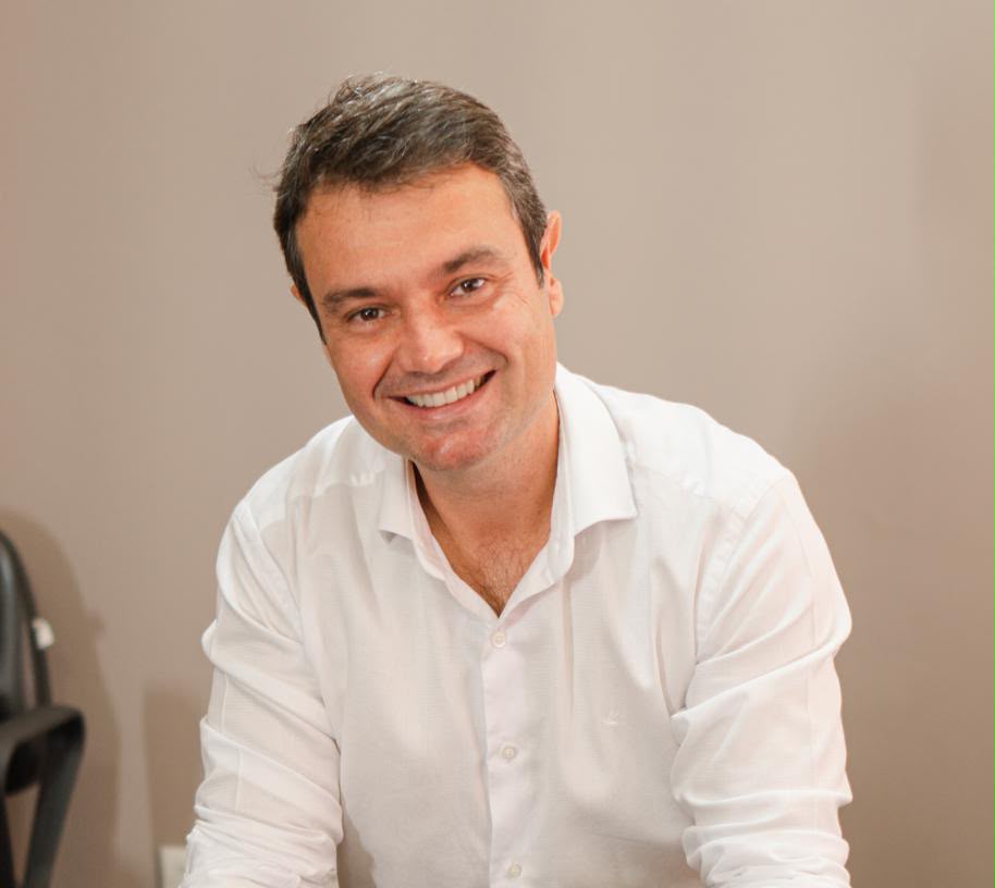 Dr. Irineu Caixeta sorrindo