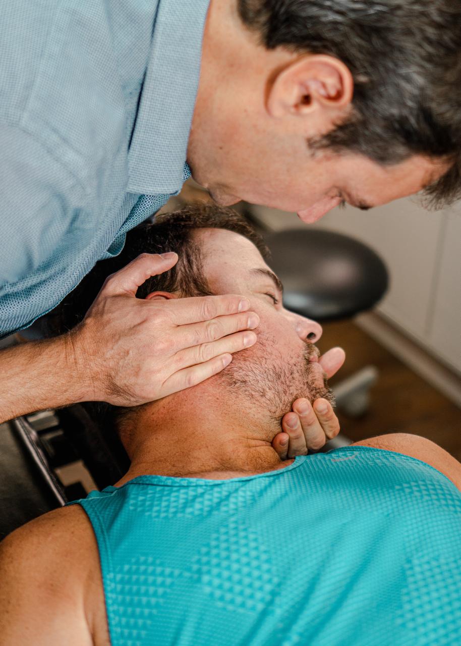 Manipulação cervical com paciente deitado